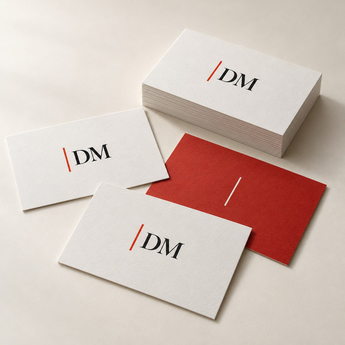 Visitenkarten auf Naturpapier, weiß und rot, mit DM-Logo – DM Printhouse Stuttgart